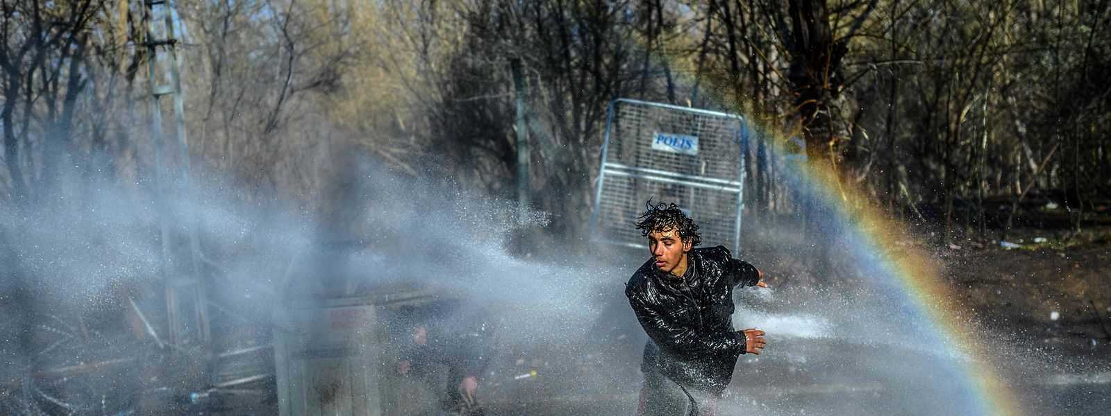 Die griechische Polizei hält Flüchtlinge an der türkischen Grenze mit Wasserwerfern zurück.