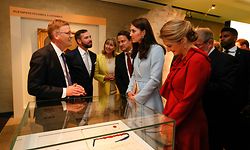 Musée Dräi Eechelen – Vernissage de l'exposition «1867. Luxembourg – ville ouverte» : Visite guidée(de g. à dr.) François Reinert, directeur du Musée Dräi Eechelen; S.A.R. le Grand-Duc héritier; Lydie Polfer, bourgmestre de la Ville de Luxembourg; Xavier Bettel, Premier ministre, ministre d'État, ministre de la Culture; S.A.R. la duchesse de Cambridge; S.A.R. la Grande-Duchesse héritière.