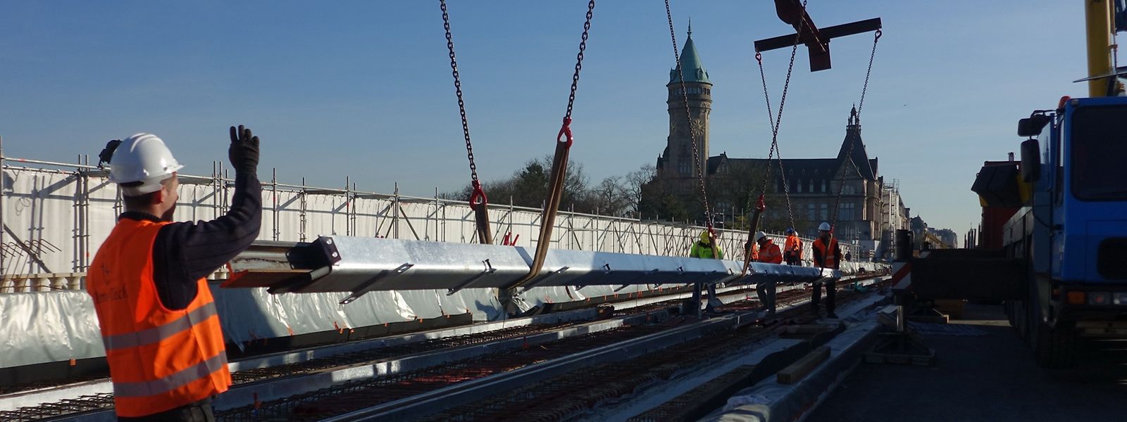 Am Mittwoch wurden die ersten Tramschienen für den Pont Adolphe geliefert.
