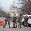 17.01.2021, USA, Washington: Soldaten mit Mund-Nasen-Schutz stehen auf einer abgesperrten Straße vor dem Kapitol. Trotz der angespannten Sicherheitslage nach der Erstürmung des US-Kapitols hält das Team des künftigen US-Präsidentens Biden an der Vereidigung im Freien vor dem Parlamentsgebäude fest. Der designierte Präsident Biden und die designierte Vizepräsidentin Harris werden am 20. Januar vor dem Kapitol den Amtseid ablegen. Foto: Marie Le Ble/ZUMA Wire/dpa +++ dpa-Bildfunk +++