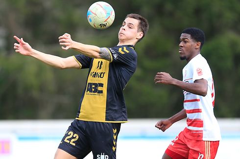 Kempes Tekiela (Niederkorn - 22) - Bruno Freire (Fola - 12) / Fussball BGL Ligue Luxemburg, 21. Spieltag Saison 2020-2021 / 11.04.2021 / FC Progrès Niederkorn - CS Fola Esch / Stade Jos Haupert Niederkorn / Foto: Yann Hellers