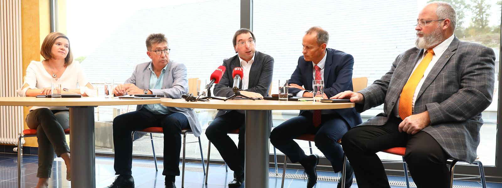 Fränk Clement (2.v.l.) und Carlo Mulbach (3.v.l.) mit ihren Parteikollegen Joëlle Fagny, Christian Hoscheid und Romain Lucas.