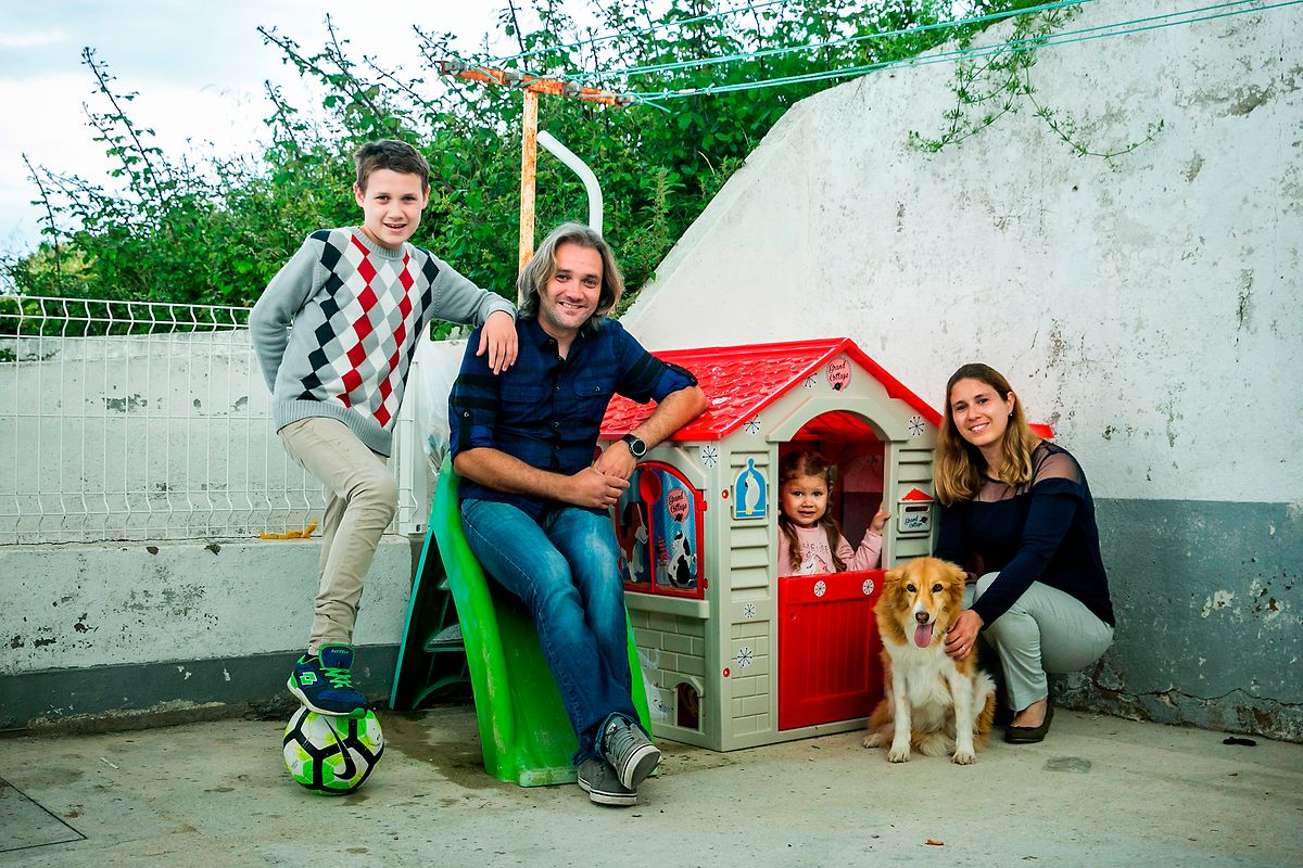 Família de Helena e Pedro com os filhos Eduardo e Beatriz vive em Palmela numa casa com jardim.