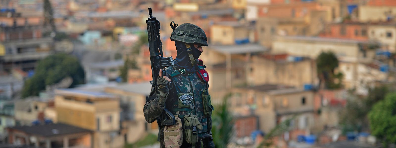 Rio De Janeiro: Ein brasilianischer Soldat steht Wache während einer Drogen-Razzia in der Favela Alemão.