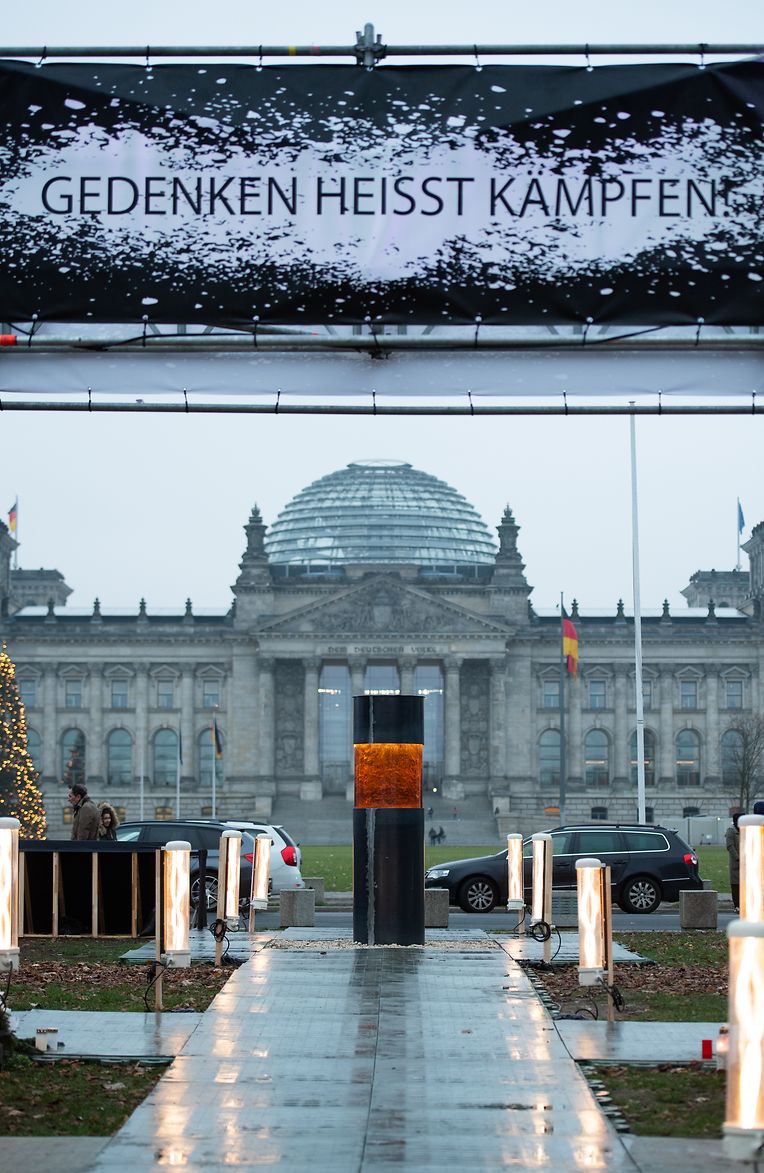 Eine Säule, die Asche von Holocaust-Opfern enthalten soll, steht vor dem Reichstag. Das Objekt war Teil eines Kunstwerkes der Künstlergruppe Zentrum für Politische Schönheit.