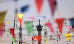 TOPSHOT - Ramadan decorations hang in front of the minaret of a mosque in Dubai on March 20, 2023 ahead of the Muslim holy fasting month of Ramadan. (Photo by Karim SAHIB / AFP)