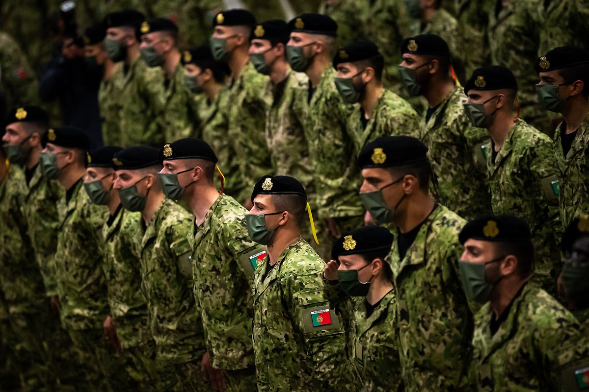 Militares durante a cerimónia de partida.