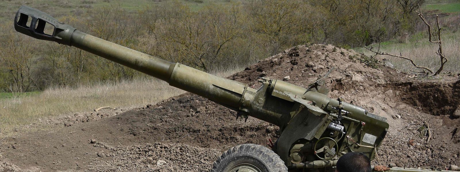 Armenien und Aserbaidschan werfen sich gegenseitig den Einsatz von Artillerie in der umstrittenen Region Berg-Karabch vor - ein Jahr nach dem offiziellen Ende der Kampfhandlungen.