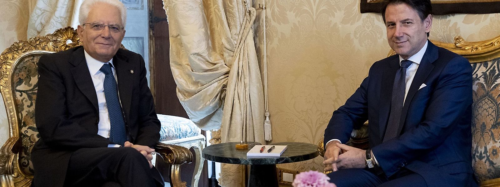 Staatspräsident Sergio Mattarella (l.) beauftragte am Donnerstag den bisherigen Ministerpräsidenten Giuseppe Conte (r.) mit der Bildung einer neuen Regierung. 