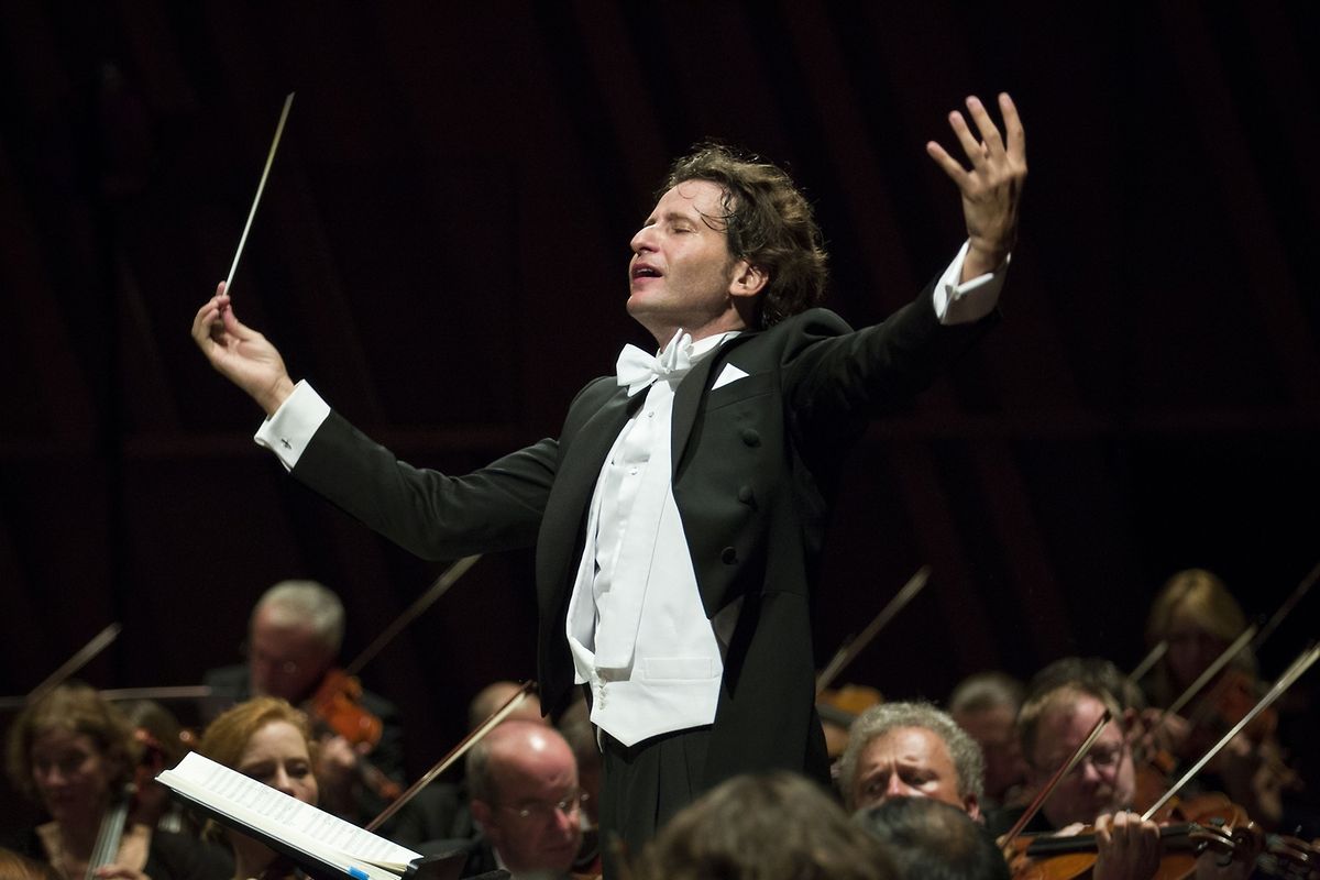Gustavo Gimeno stays on as OPL musical director until 2022