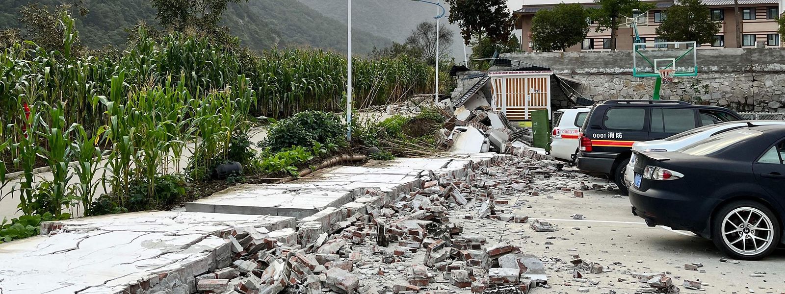 A destruição causada pelo terramoto em Hailuogou, no sudoeste da província chinesa de Sichuan, esta segunda-feira