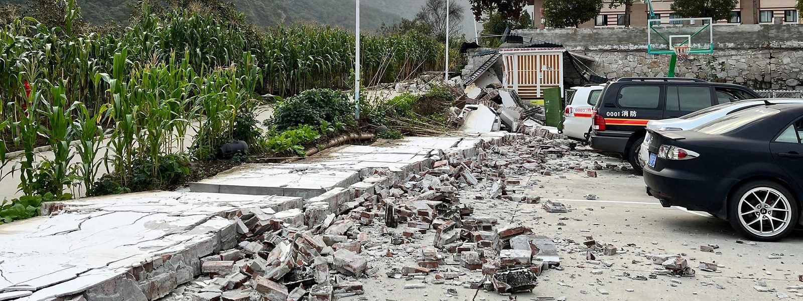 A destruição causada pelo terramoto em Hailuogou, no sudoeste da província chinesa de Sichuan, a 5 de setembro