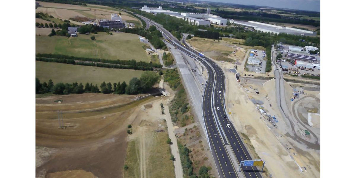 Der S-förmige Umweg führt über eine neu gebaute Brücke. Die alte soll in den kommenden Monaten abgerissen werden.