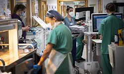 07.01.2021, Großbritannien, London: Krankenschwestern arbeiten auf einem Korridor einer Akut-Station im St. Georges Krankenhaus. Wegen der rasant steigenden Zahl von Corona-Patienten geraten Krankenhäuser in Großbritannien immer stärker unter Druck. (zu dpa: "Britische Kliniken wegen Corona zunehmend unter Druck") Foto: Victoria Jones/PA Wire/dpa +++ dpa-Bildfunk +++