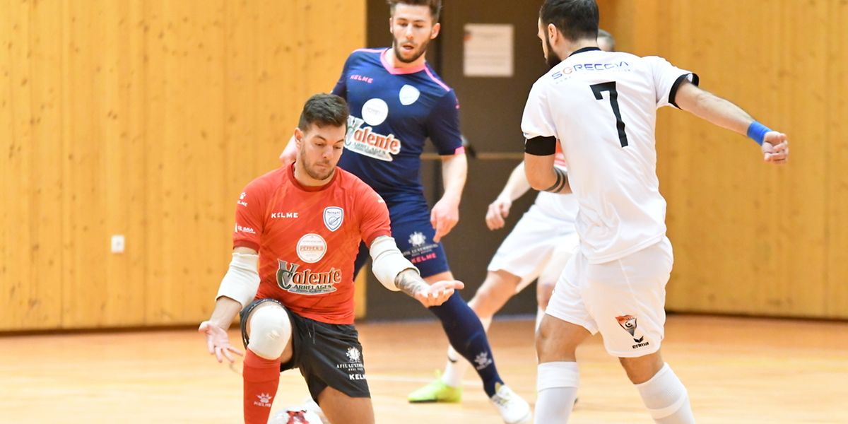 Le ballon semble insaisissable. Le gardien du Racing Moises Valente tente de s'en emparer sous le regard de Tiago Carvalho (Union Titus Pétange).