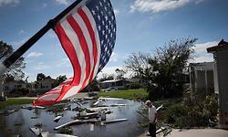 30. September: Tom Park beginnt mit den Aufräumarbeiten vor seinem Haus nach dem Durchzug von Hurrikan Ian an der Golfküste Floridas.