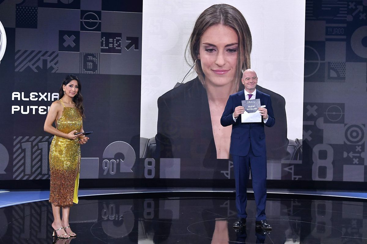 FIFA-Präsident Gianni Infantino verkündet, dass Alexia Putellas gewonnen hat.