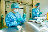 15.04.2021, Rheinland-Pfalz, Ludwigshafen: Zwei Mitarbeiter sind im BASF-Impfzentrum mit der Aufbereitung des Corona-Impfstoffs beschäftigt. Foto: Uwe Anspach/dpa +++ dpa-Bildfunk +++