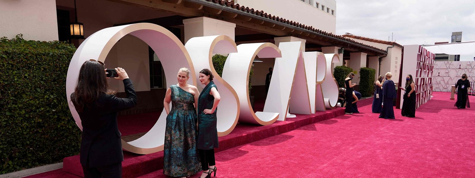 Der sehr viel kleinere rote Teppich liegt in diesem Jahr vor dem Bahnhof Union Station in L.A.