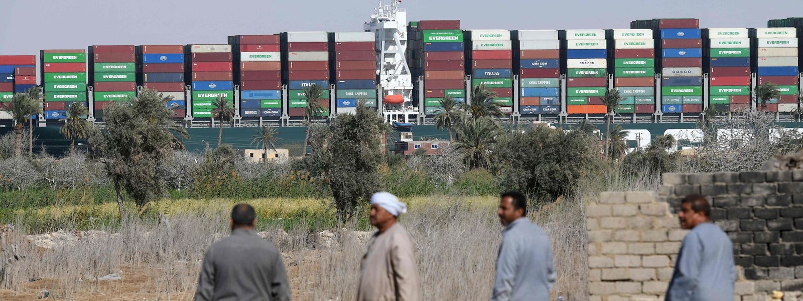 Unter den Augen der einheimischen Bevölkerung nimmt die "Ever Given" Fahrt auf.