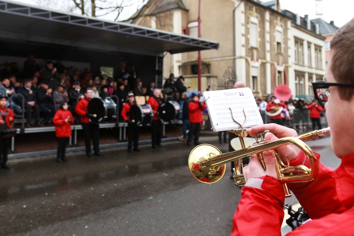 Auch in Petingen beim letzten Kavalkadenumzug des Jahres  feierten die Narren ausgelassen bis in die späten Abendstunden.