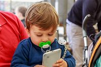 Die Kinderärzte warnen vor einer zu frühen Nutzung von Smartphones und Tablets. Das habe katastrophale Folgen für die kindliche Entwicklung.