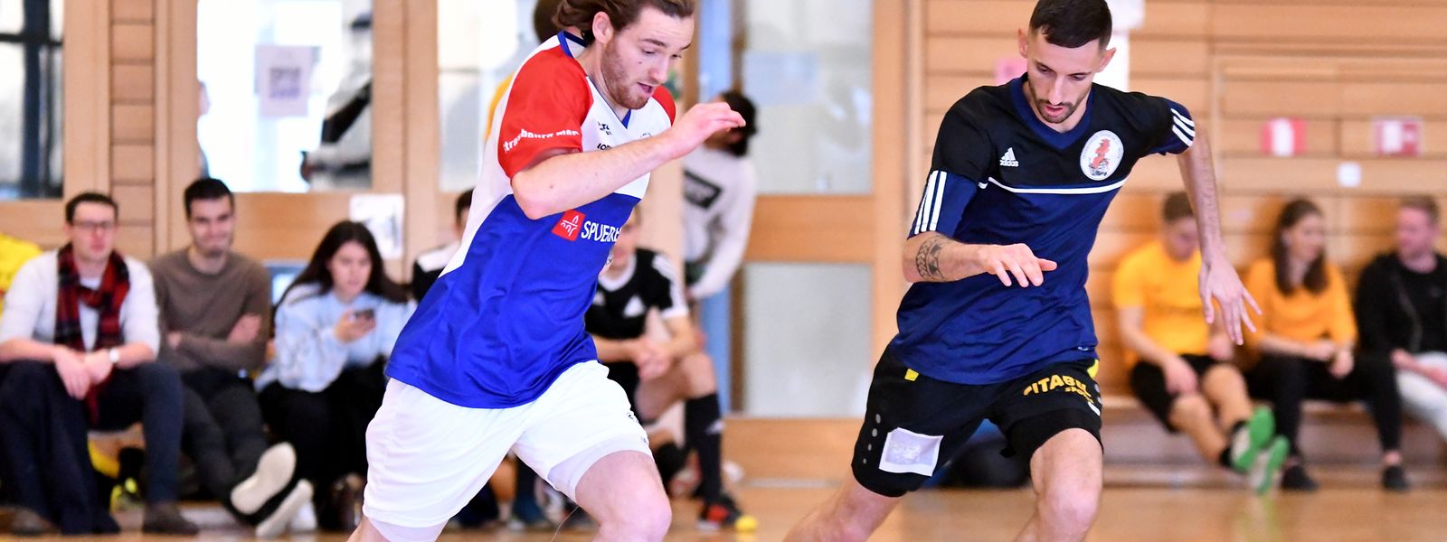 Die Trierer Studenten (in Schwarz) konnten sich im Fußball durchsetzen.