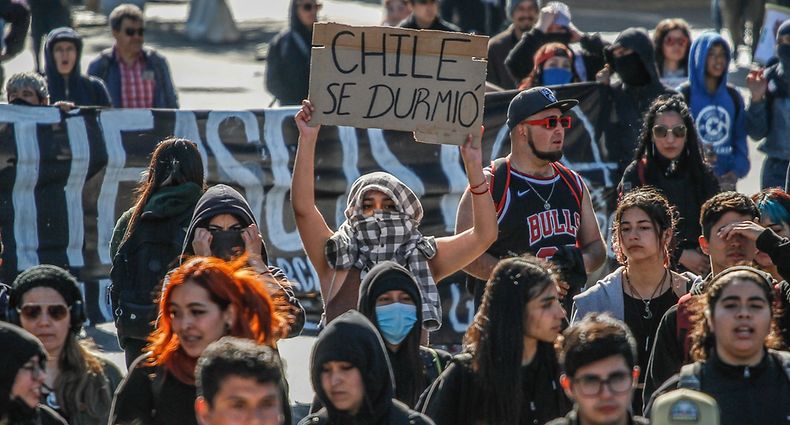 VALPARAISO, CHILE - 2022/10/18: A protester holds a placard during a Commemorative march. Protesters took to the streets to commemorate the Social Outburst that occurred in Chile three years ago on October 18, 2019 which was one of the most critical moments in politics and a show of social discontent due to exploitation of different kinds. This year there was again police repression towards the protesters in the confrontation against the new government of Gabriel Boric. (Photo by Cristobal Basaure Araya/SOPA Images/LightRocket via Getty Images)