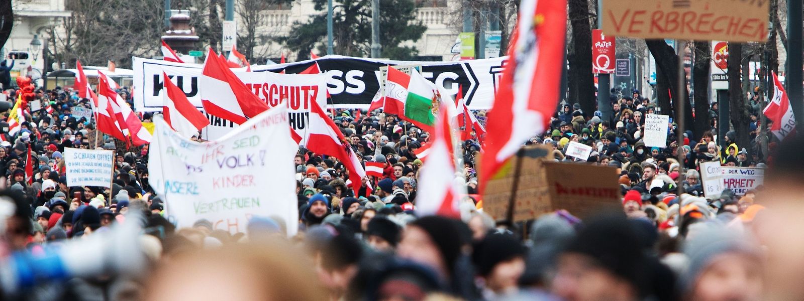 Auf der Wiener Ringstraße versammelten sich geschätzt 10.000 Gegner der restriktiven Corona-Politik. 