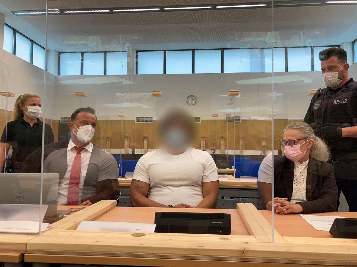 Einer der mutmaßlichen Täter sitzt als Angeklagter zum Auftakt des Prozesses um den versuchten Raub des Trierer Goldschatzes im Landgericht. Die Anklage wirft dem 28-Jährigen versuchten schweren Bandendiebstahl vor. 