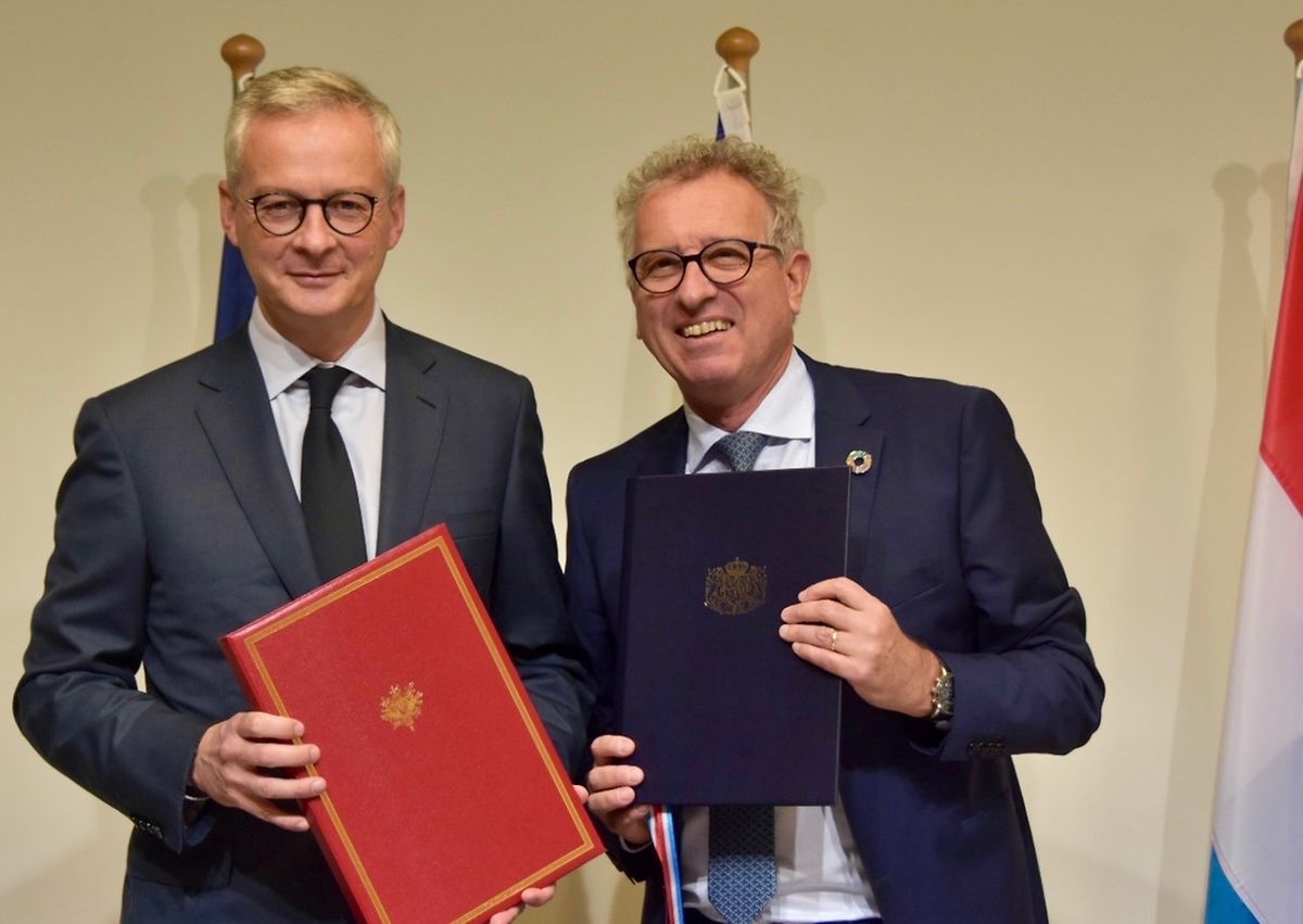 Luxembourg finance minister Pierre Gramegna (r.) with France's Bruno Le Maire after signing the amended treaty early this morning Photo: MFIN