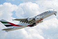ARCHIV - 15.07.2014, Bayern, München: Ein Airbus A380 der Fluggesellschaft Emirates startet. (Zu dpa: «A380-Kapitel endet für Airbus am Donnerstag - Testflug in Herzform») Foto: Sven Hoppe/dpa +++ dpa-Bildfunk +++