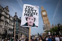 ARCHIV - 21.06.2017, Großbritannien, London: ein Demonstrant hält ein Schild mit einem Bild von PRemierministerin May und der Aufschrift «You can't trust her» auf einer Demonstration im Rahmen der Queen's speech. (zu dpa «EU-Experten bescheinigen May «doppeltes Rosinenpicken» bei Brexit» vom 07.03.2018) Foto: Stefan Rousseau/PA Wire/dpa +++ dpa-Bildfunk +++