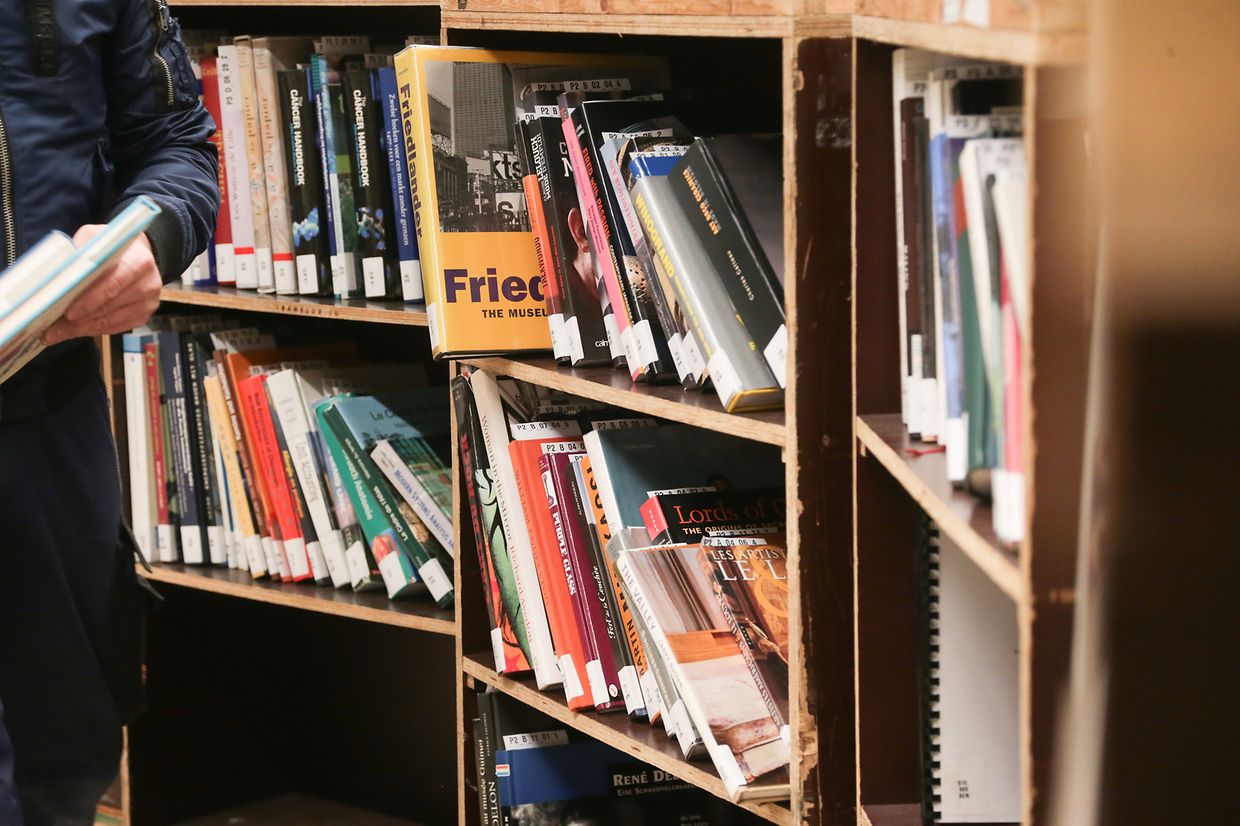 Mit dem Umzug finden zahlreiche Titel aus dem Magazin im Lesesaal Platz. Damit wird der direkt in Kirchberg zugängliche Bestand auf 200.000 Medien im neuen Lesesaal verzehnfacht.