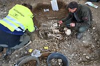 04.06.2020, Baden-Württemberg, Allensbach: Kreisarchäologe und Grabungsleiter Jürgen Hald (r) und Grabungstechnikerrin Rebecca Letzing graben Teile von Skeletten an der historischen Hinrichtungsstätte unweit des Gnadensees (Teil des Bodensees) aus. Archäologen haben dort Reste eines Galgens, mehrere Skelette sowie Brandgruben gefunden. (zu dpa: «Tod am Galgen - Archäologen entdecken Hinrichtungsstätte am Bodensee») Foto: Felix Kästle/dpa +++ dpa-Bildfunk +++