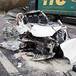 Das Auto wurde bei dem Aufprall regelrecht zerfetzt.