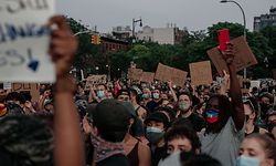NEW YORK, NY - JUNE 04: Demonstrators denouncing systemic racism in law enforcement march through the borough of Brooklyn minutes before a citywide curfew went into effect on June 4, 2020 in New York City. Days of protest, sometimes violent, have followed in many cities across the country in response to the death of George Floyd while in police custody in Minneapolis, Minnesota on May 25th.   Scott Heins/Getty Images/AFP
== FOR NEWSPAPERS, INTERNET, TELCOS & TELEVISION USE ONLY ==