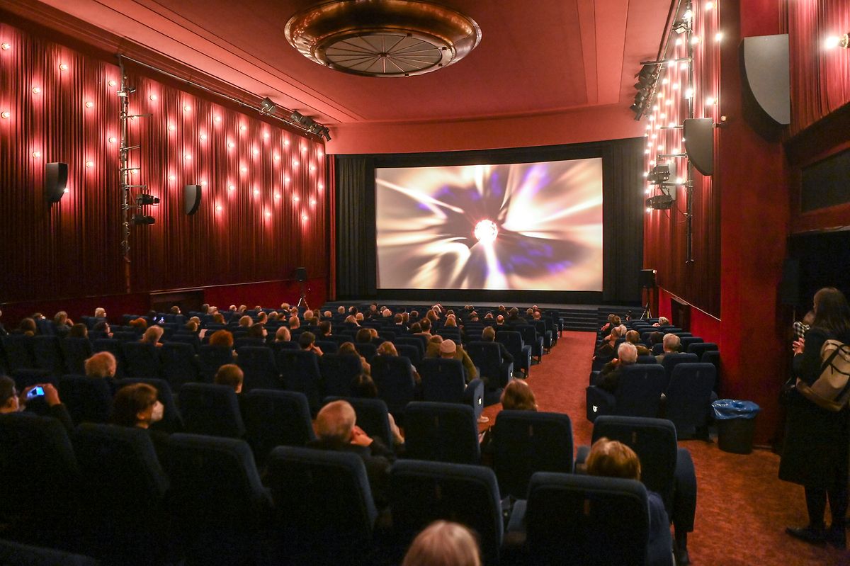 Kinobesucher mit Masken und Abstand im Kinosaal vom Delphi-Filmpalast. 