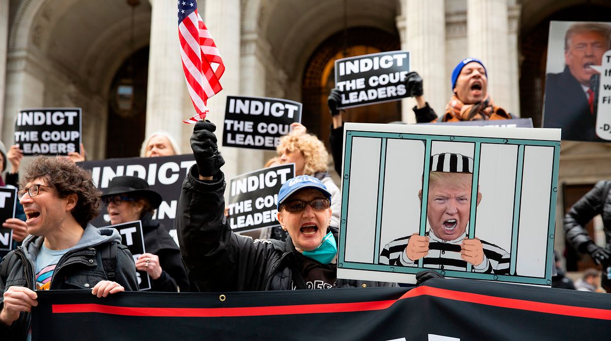 Demonstranten während einer Demonstration vor der New York Public Library am zweiten Jahrestag des Aufstands vom 6. Januar vor dem US-Kapitol.