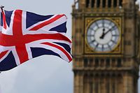 ARCHIV - 24.06.2016, Großbritannien, London: Eine britische Nationalflagge, der Union Jack, weht vor dem Uhrturm Big Ben. (zu dpa-Berichterstattung zum Brexit am 17.01.2019)) Foto: Michael Kappeler/dpa +++ dpa-Bildfunk +++