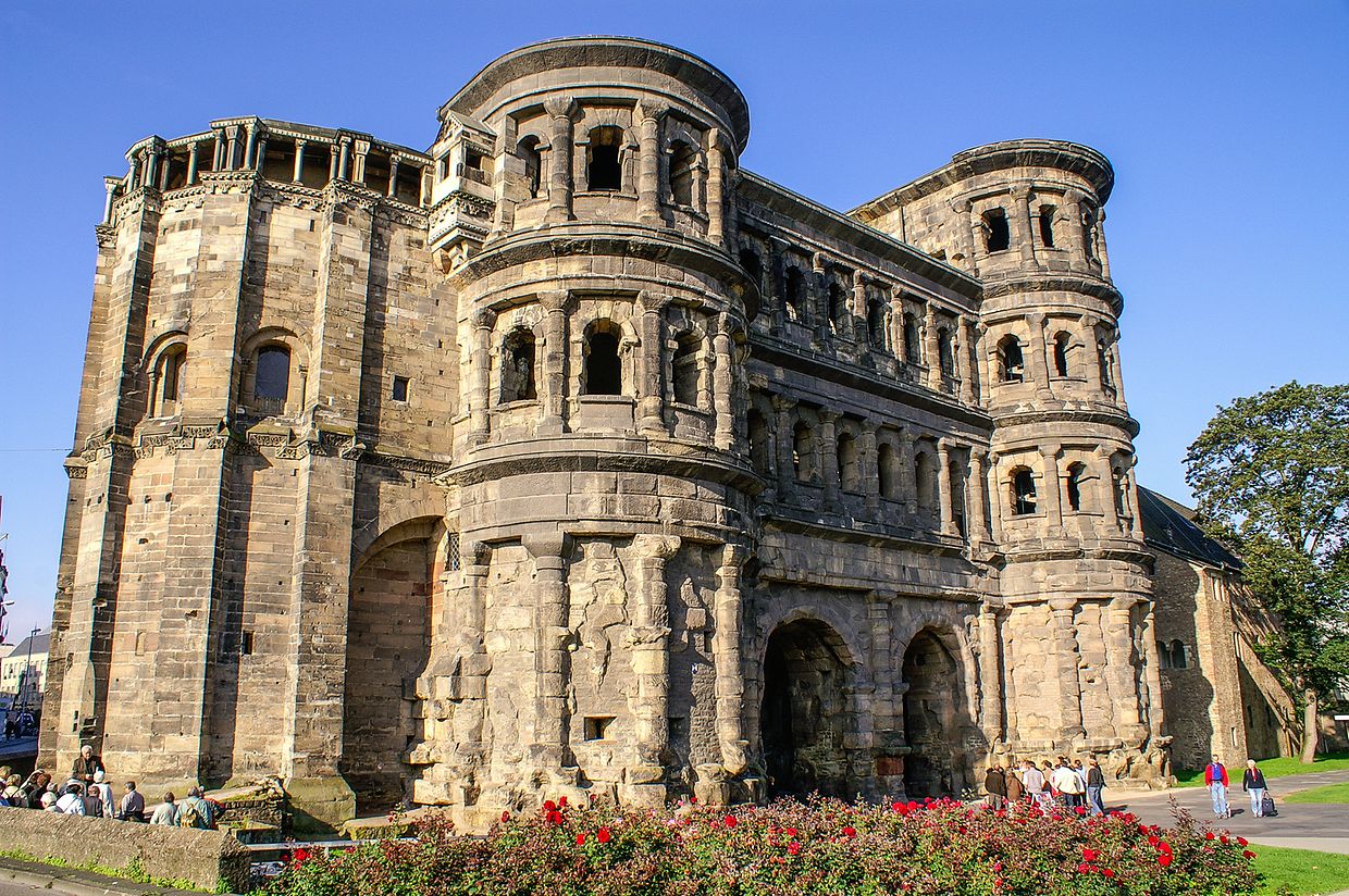 Römisches Stadttor, Trier, 170 v. Chr.

Als die Römer den Grundstein für die Porta Nigra legten, konnten sie kaum ihre Erfolgsgeschichte ahnen. Schließlich war das Stadttor damals nur eines  von vieren in Trier – und von vielen im gesamten Römischen Reich.  Heute, rund 1850 Jahre später, ist das „Schwarze Tor“ das besterhaltene römische Stadttor nördlich der Alpen und DIE Sehenswürdigkeit, wenn es um die römische Herrschaft in den Gebieten des heutigen Deutschland geht.