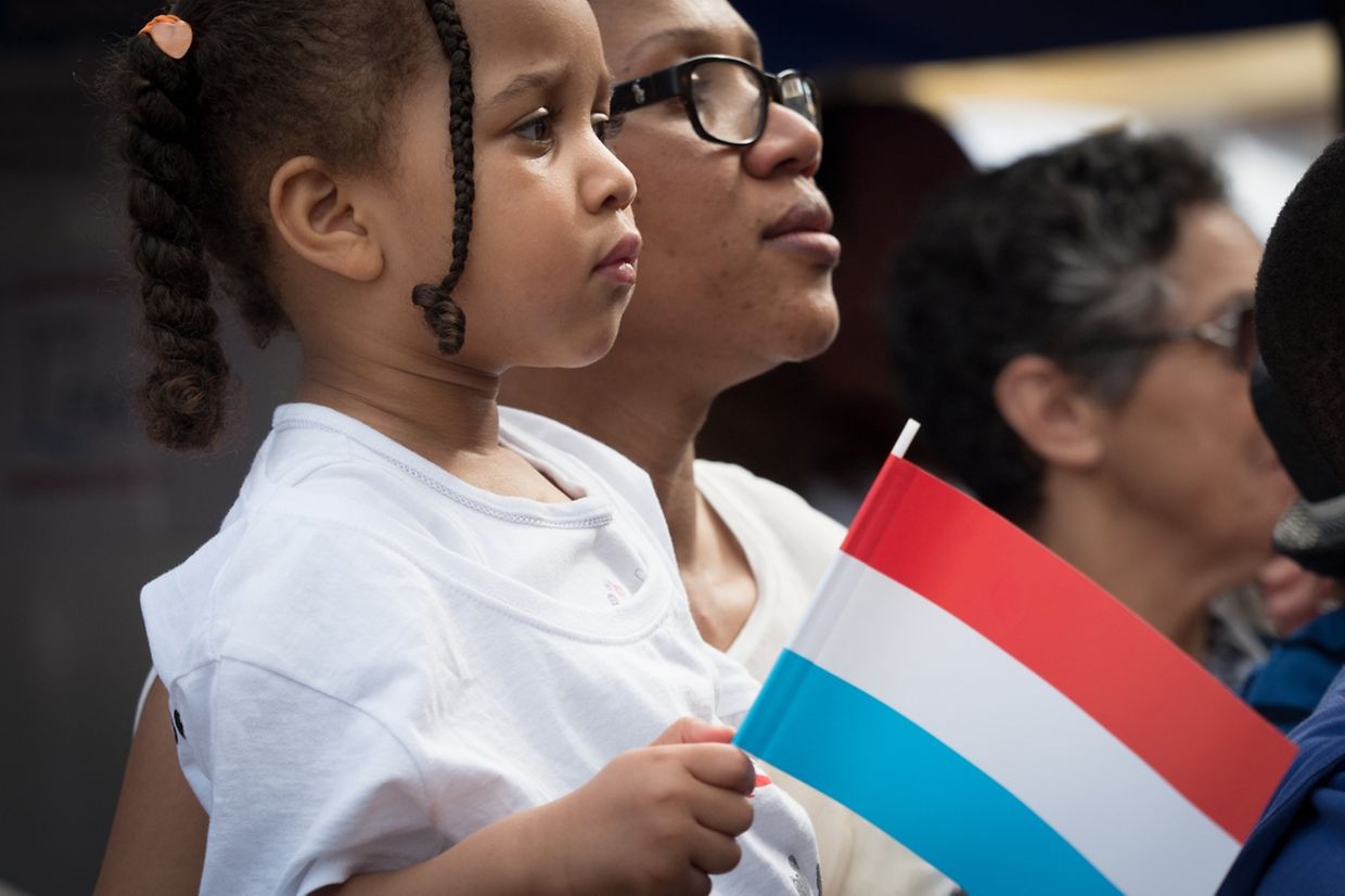 Zuschauer beim Besuch vom erbgroßherzoglichen Paar.