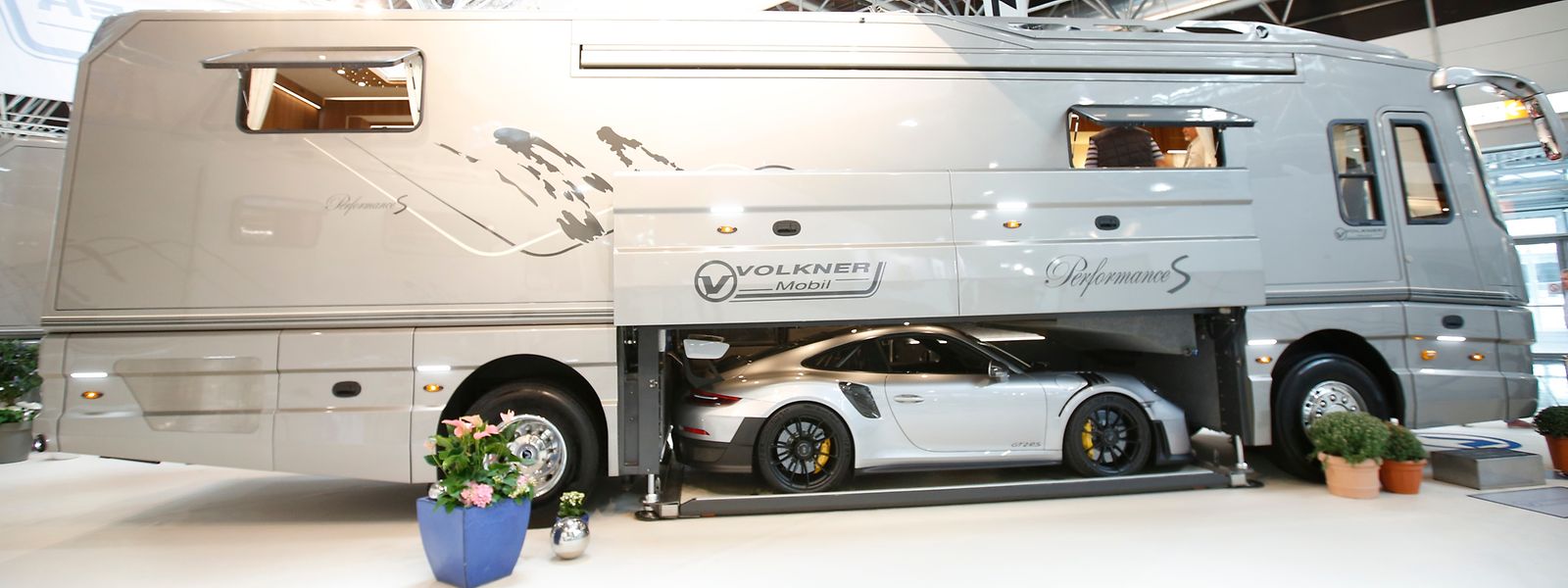Luxus-Reisemobil mit Mittelgarage für den Sportwagen: der knapp eine Million Euro teure Performance S von Volkner.
