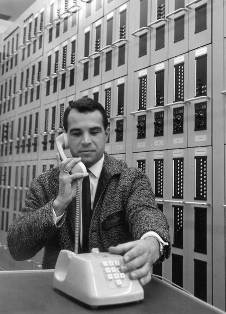 Ein Mitarbeiter an einem Telefonapparat in der neuen elektronischen Ortsvermittlungsstelle der Bundespost, aufgenommen einige Tage nach der Inbetriebnahme der neuen Anlage.