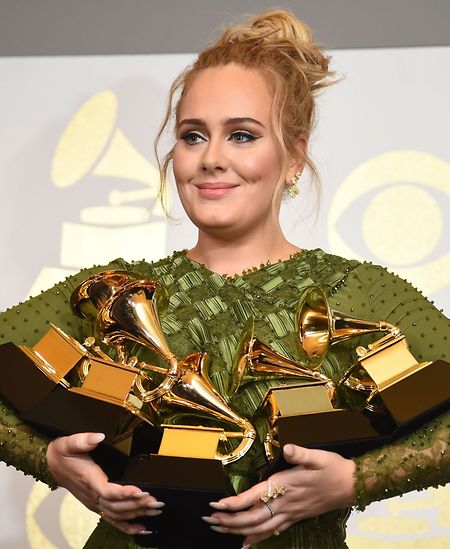 Adele mit ihren Auszeichnungen.
