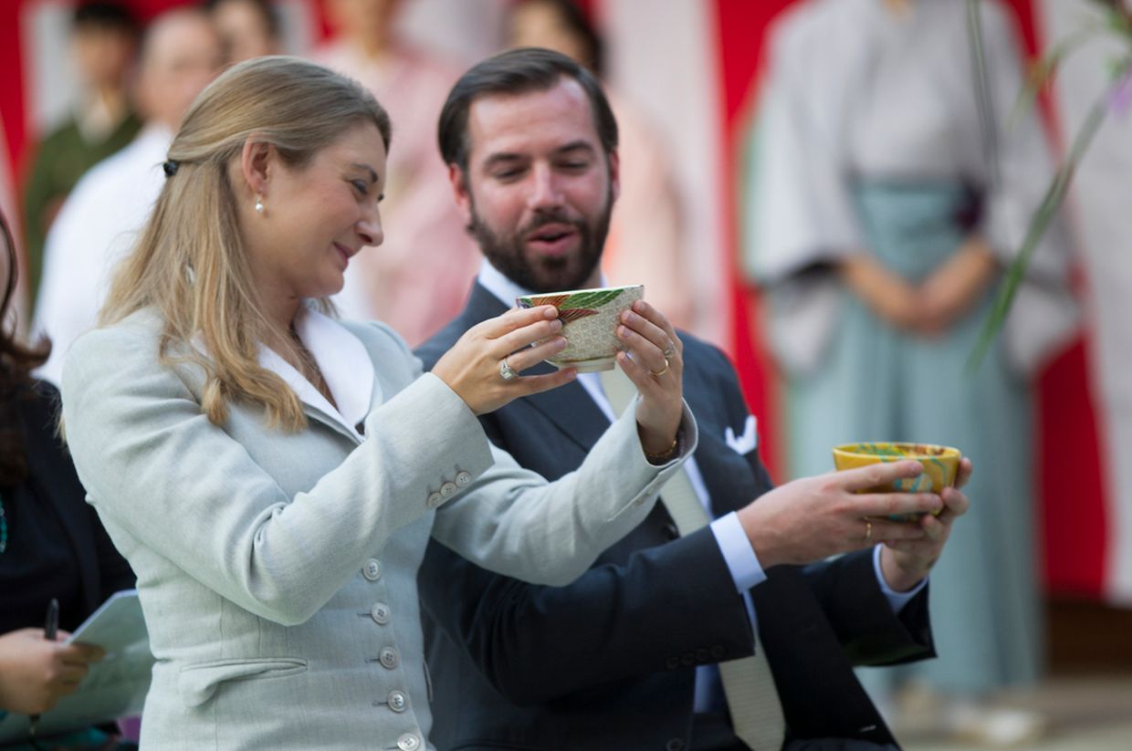 Ihre repräsentativen Aufgaben führten die Erbgroßherzogin in ferne Länder. Sie begleitete ihren Mann zu einer Wirtschaftsmission nach Tokio.