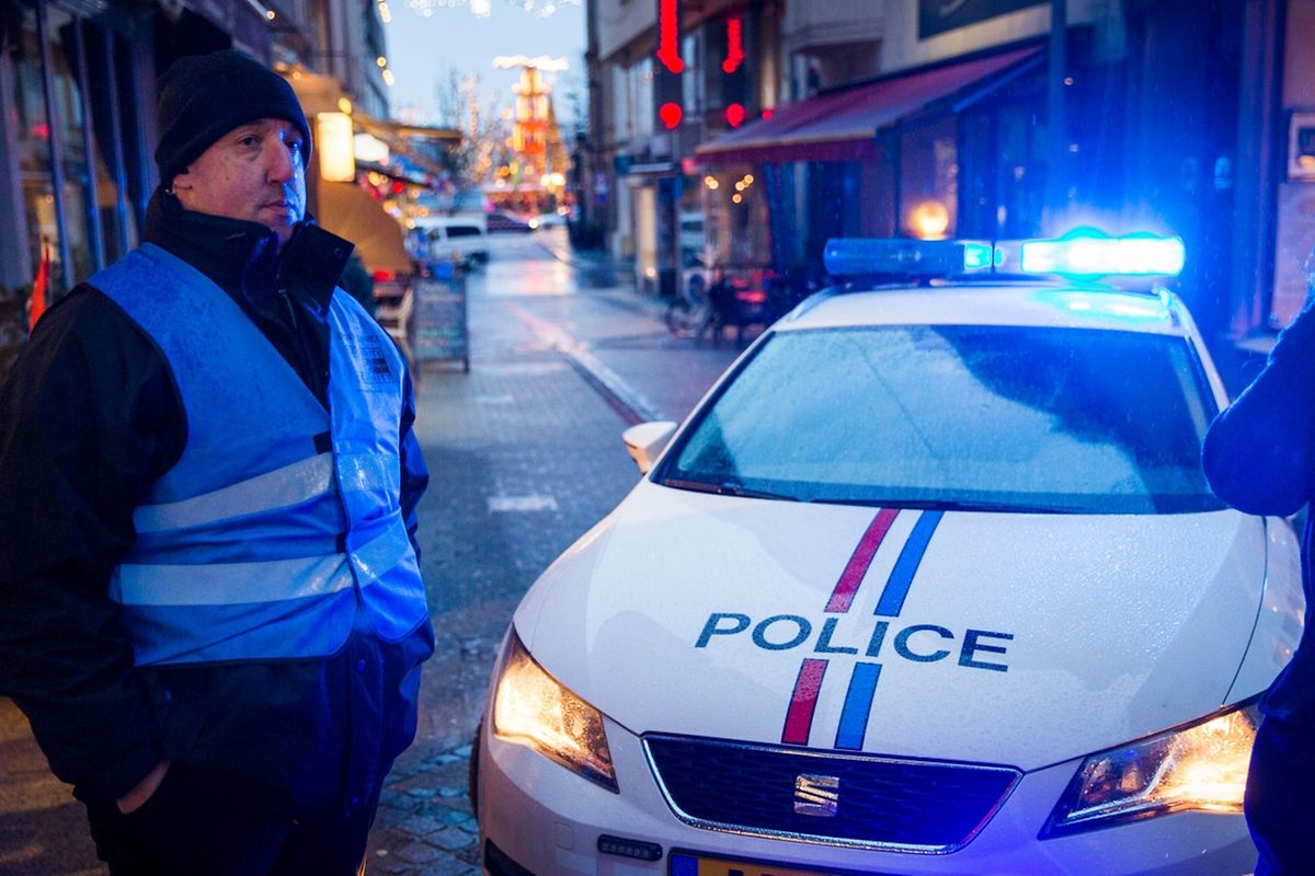 Der Polizei-Einsatz galt einer Frau. Laut Staatsanwaltschaft gab es Hinweise darauf, dass sie Sprengstoff bei sich tragen könnte.