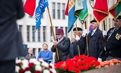 Journée de la commémoration nationale - Dépôt de fleurs devant le monument du Souvenir (Gëlle Fra), Foto Lex Kleren