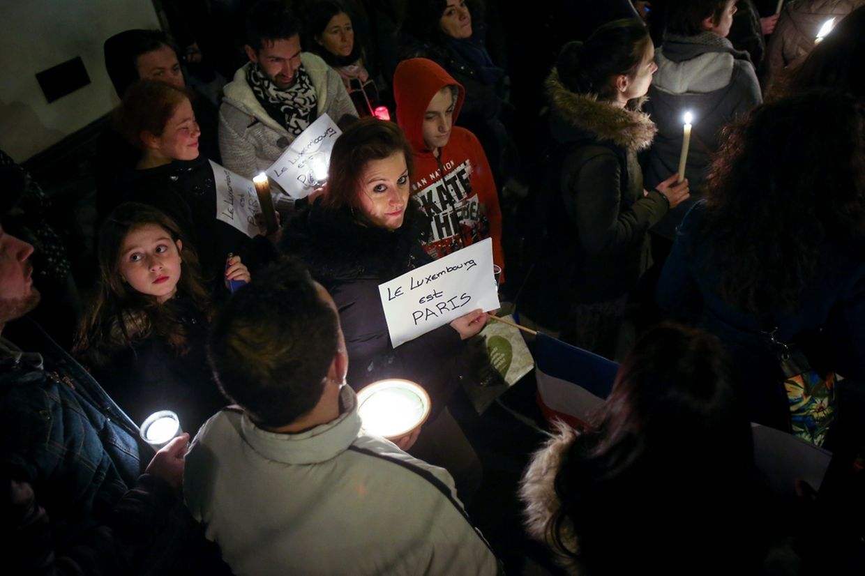 Gedenken an die Opfer der Attentate von Paris auf der Place de Paris in Luxemburg (15. November 2015).