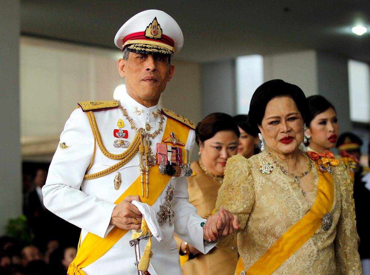 Königin Sirikit und der thailändische Kronprinz Maha Vajiralongkorn kommen von einem Besuch beim König aus dem Sirijay-Krankenhaus. 